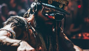 The_warrior_with_a_crown_covering_his_face_is_play